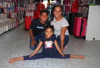 Yasmin, mãe Diana Torres e o irmão Ramon Torres (Foto: Wenderson Cabral/FolhaBV)