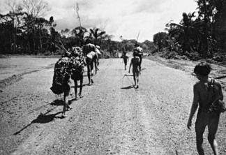 Grupo de Yanomami na BR-210 em 1976 - Foto: Bruce Albert