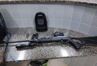 Rifle utilizado no crime (Foto: Divulgação)
