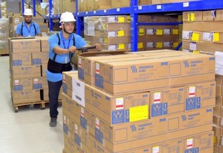 Ao todo, foram doados mais de 16 mil latas de composto nutricional e mais de 203 mil unidades de medicamentos (Foto: Fernando Oliveira/Secom)