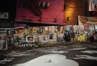 Fachada da Boate Kiss foi coberta de homenagens após a tragédia (Foto: Fernando Frazao/Agência Brasil)