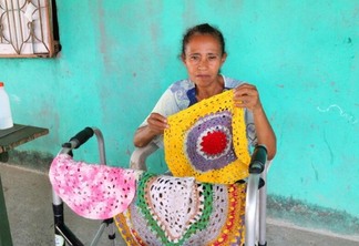 Ela conta que o crochê se tornou sua principal distração e também uma fonte de renda (Foto: Wenderson Cabral/FolhaBV)