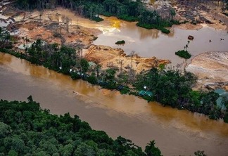 A invasão de garimpeiros ameaça a saúde dos Yanomami, já que usa mercúrio para extrair ouro, polui os rios, mata os peixes e impede que os indígenas produzam seus próprios alimentos (Foto: Divulgação)