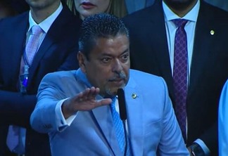 O senador Hiran Gonçalves durante juramento de posse no Senado nesta quarta-feira (Foto: Reprodução)