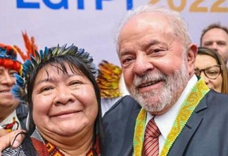 A nova presidente da Funai, Joenia Wapichana, com o presidente Lula (Foto: Ricardo Stuckert/PR)