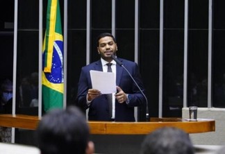 O deputado federal Jhonatan de Jesus durante pronunciamento como candidato à vaga de ministro do TCU (Foto: Pablo Valadares/Câmara dos Deputados)