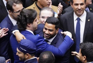 O deputado federal Jhonatan de Jesus é cumprimentado após ter nome aprovado para o TCU (Foto: Pablo Valadares/Câmara dos Deputados)