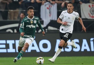 Gabriel Menino, do Palmeiras, disputa bola com Balbuena, do Corinthians pela 22ª rodada do Brasileirão 2022 (Foto: Cesar Greco/S.E. Palmeiras)