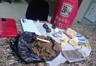 Material apreendido e entregue na Central de Flagrantes por uma equipe da Força Tática (Foto: Divulgação)