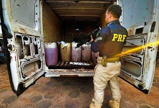 Foram encontrados 30 carotes com 50L de gasolina cada. (Foto: divulgação/PRF)