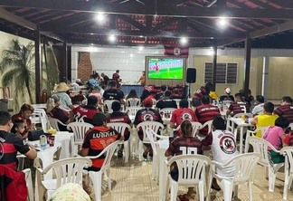 Torcida do Flamengo ligada à Embaixada Fla-Roraima em reunião para ver jogo da Libertadores de 2022 (Foto: Divulgação)
