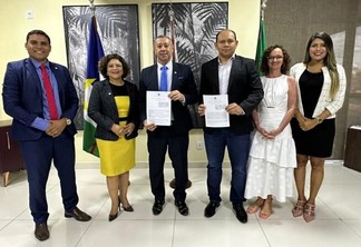 Gerente-executivo do INSS, Gelbson Braga, e presidente da OAB-RR, Ednaldo Vidal, com o acordo (Foto: Divulgação)