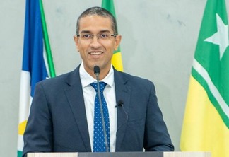 O prefeito Arthur Henrique durante discurso na tribuna da Casa (Foto: Fernando Teixeira/Semuc)
