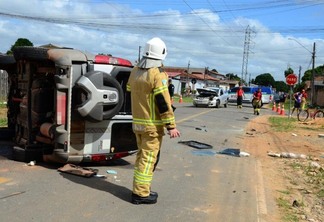 Veículo ficou tombado com o impacto da batida - Foto: Nilzete Franco/Folha de Boa Vista
