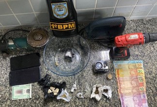Material apreendido com o suspeito e apresentado na Central de Flagrantes (Foto: Divulgação)