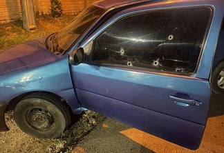 Carro foi atingido com pelo menos cinco disparos  (Foto: Divulgação)