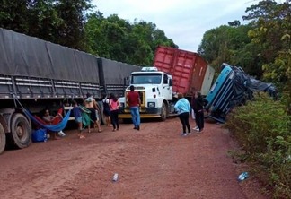 Carreta tombada dentro da rodovia federal BR-174, na Terra Waimiri-Atroari (Foto: Divulgação)