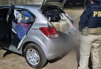 Policiais encontram diversos recipientes de combustível vazios em abordagem (Foto: PRF)