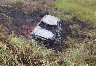 O carro foi encontrado fora da estrada em uma área de lavrado (Foto: Divulgação)