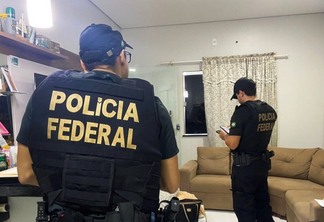 Policias federais durante operação desta terça-feira (Foto: PF)