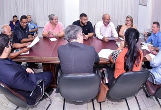 Reunião foi realizada no Palácio Senador Hélio Campos, na noite dessa terça-feira (Foto: Thiago Feitosa/Secom-RR)
