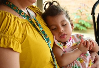 Por conta dessas limitações que vieram com o decorrer das convulsões, Aylla não consegue sentar, andar ou falar sem ajuda da mãe - Foto: Isabella Cades