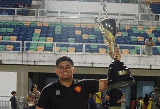 Cadu com troféu de campeão roraimense Sub-17, pela primeira vez erguido por outro clube além do São Raimundo (Foto: Arquivo pessoal)