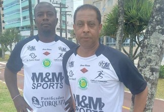 Técnico Carlos Alberto Dias (na direita), aos 55 anos, atuará no futebol macuxi. (Foto: Vânia Pereira)