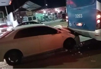 Carro atingiu traseira de ônibus na Ataíde Teive - Foto: Nilzete Franco/Folha de Boa Vista