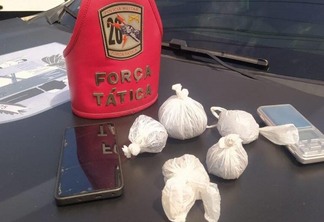 Material apreendido no quarto do suspeito de tráfico de drogas (Foto: Divulgação)