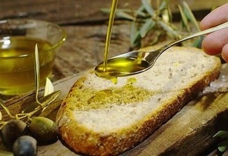 Uma recomendação é usar o azeite para substituir margarina no pão ou em torradas (Foto: Divulgação)