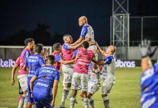 Zagueiro Allan Rosário comemora gol marcado contra o Cuiabá com os colegas de Mundão (Foto: Hélio Garcias/São Raimundo)