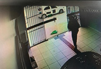 Imagens da câmera de segurança flagraram o momento em que o ladrão deixa o local