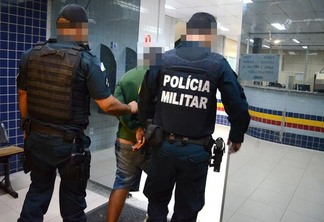Momento em que o homem é entregue pelo 2° BPM no 5° Distrito Policial (Foto: Nilzete Franco/Folha BV)