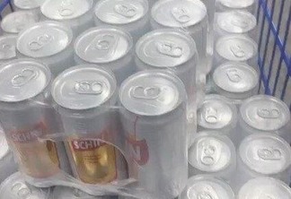 Consumidor divulgou nas redes sociais que precisou entrar e sair 10 vezes do supermercado para comprar 50 caixas de cerveja, pois quantidade foi limitada - Foto: Reprodução/Instagram/VacilosRR