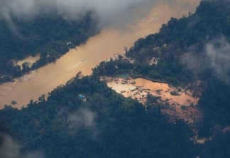 Vista aérea de rio poluído pelo garimpo ilegal na Terra Indígena Yanomami (Foto: Fernando Frazão/Agência Brasil)