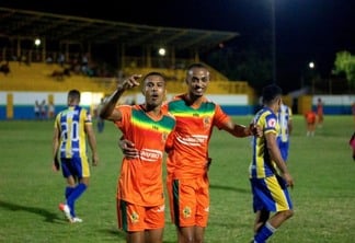 Atacantes Memel e Carlos Júnior comemoram gols do triunfo. Crédito: Reynesson Damasceno/Agência Real