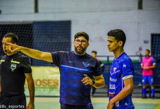 Técnico azulino Osmar Júnior à frente do Vivaz. Crédito: Hélio Garcias/BV Esportes