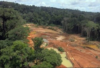 Área desmatada na Terra Yanomami para exploração de minérios - Foto: PF/Divulgação