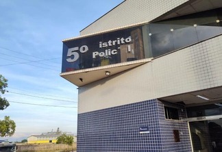 Suspeito foi levado ao 5º Distrito Policial - Foto: Marília Mesquita/FolhaBV