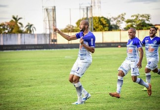 O zagueiro Allan Rosário festeja o primeiro gol marcado contra o Cuiabá, na estreia da Copa do Brasil (Foto: Hélio Garcias/São Raimundo)
