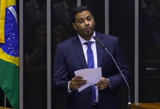 O agora ex-deputado Jhonatan de Jesus durante discurso de renúncia na Câmara (Foto: Reprodução)
