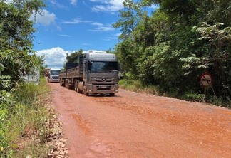 Situação atual do trecho da rodovia federal BR-174, dentro da reserva indígena (Foto: Lucas Luckezie/FolhaBV)