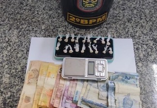 Pasta base de cocaína, dinheiro e balança de precisão apreendidas com o suspeito (Foto: Divulgação)
