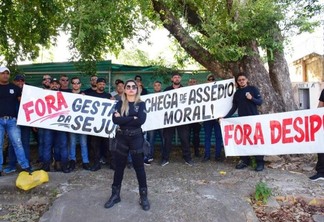Os servidores seguraram faixas contra a atual gestão da Sejuc, do Desipe e pedindo fim do assédio moral. (Foto: Isabella Cades)