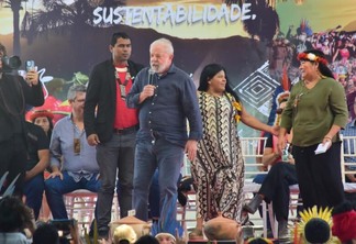 O presidente Lula discursa para os indígenas na Assembleia Geral, na Raposa Serra do Sol (Foto: Nilzete Franco/FolhaBV)