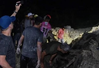 Moradores auxiliaram Defesa Civil no resgate de corpos e vítimas após deslizamentos em Manaus - Foto: Dhyeizo Lemos/Semcom