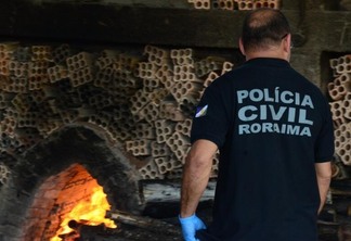 Agente da Polícia Civil em incineração de drogas (Foto: Arquivo FolhaBV)