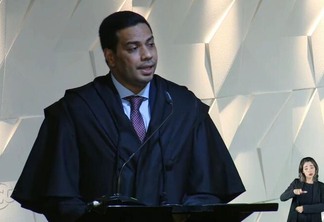 O novo ministro do TCU, Jhonatan de Jesus, durante discurso de posse nesta quarta-feira (Foto: Reprodução)