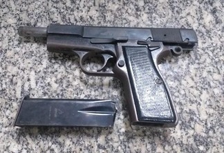 Pistola calibre 9 milímetros apreendida com o garimpeiro e entregue no 5° Distrito Policial (Foto: Divulgação)